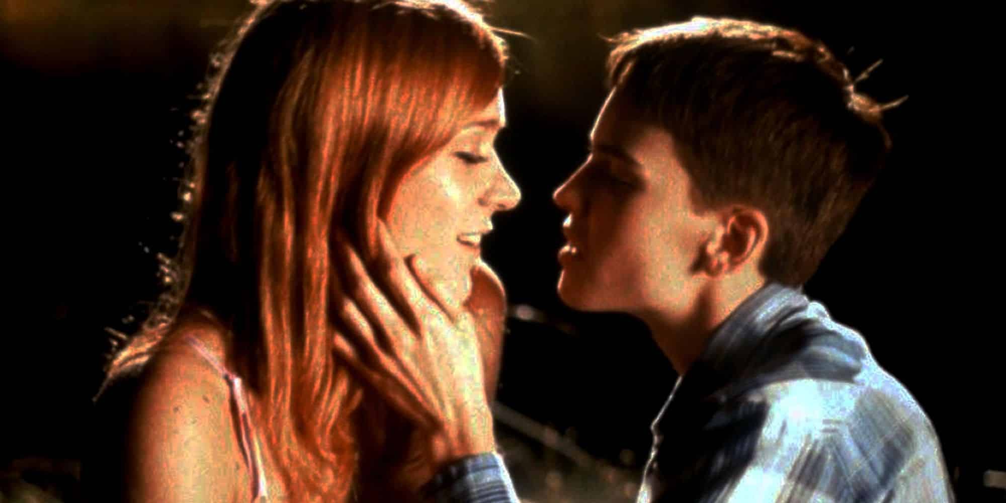 Brandon Teena (Hilary Swank) está a punto de besar a Lana Tisdel (Chloë Sevigny) en Boy's Don't Cry.