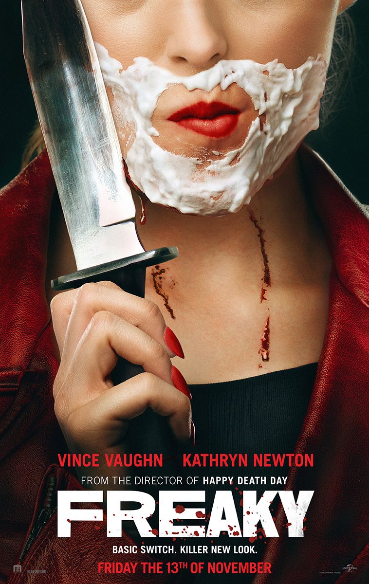 El póster de Freaky muestra a Kathryn Newton como Millie Kessler con crema de afeitar en la cara, sangre corriendo por su cuello y un cuchillo en la mano.