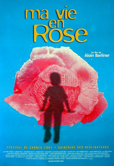 La portada de la película Ma vie en rose representa la silueta de Ludovic sentado sobre una rosa.