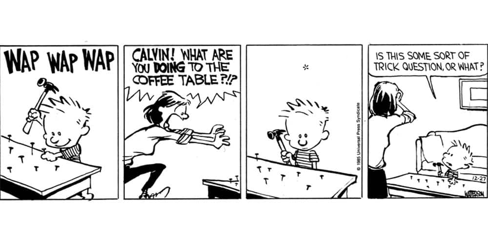 Calvin se divierte clavando clavos en una mesa en Calvin & Hobbes.
