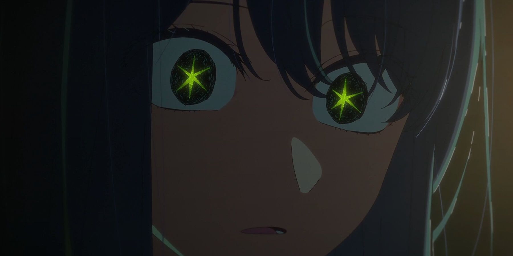Akane Kurokawa parece alarmada con estrellas amarillas en sus ojos.