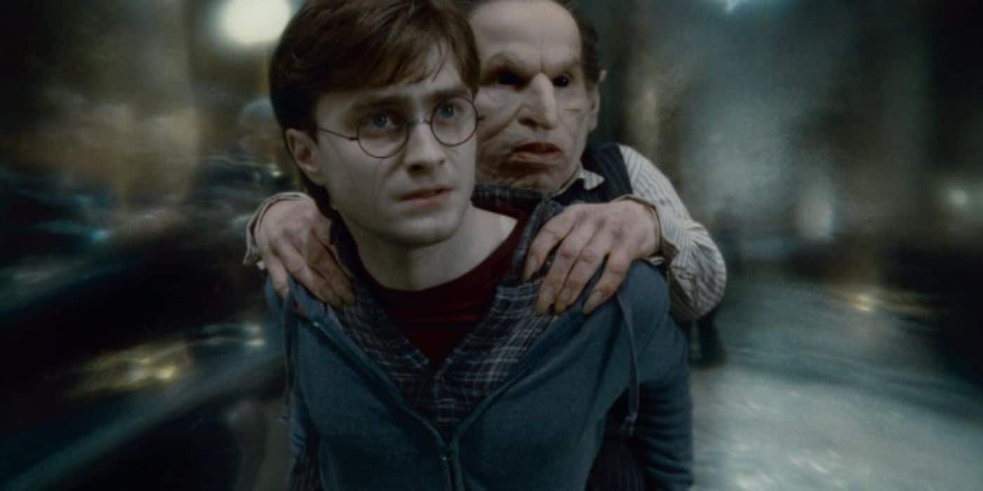 Harry usando Griphook debajo de su capa de invisibilidad en Harry Potter y las Reliquias de la Muerte, parte 2