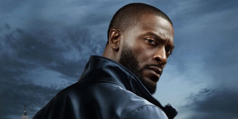 Aldis Hodge mira por encima del hombro en Cross