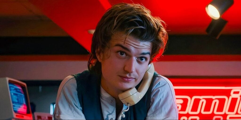 Steve Harrington usa un teléfono en el mostrador de la tienda de videos en Stranger Things