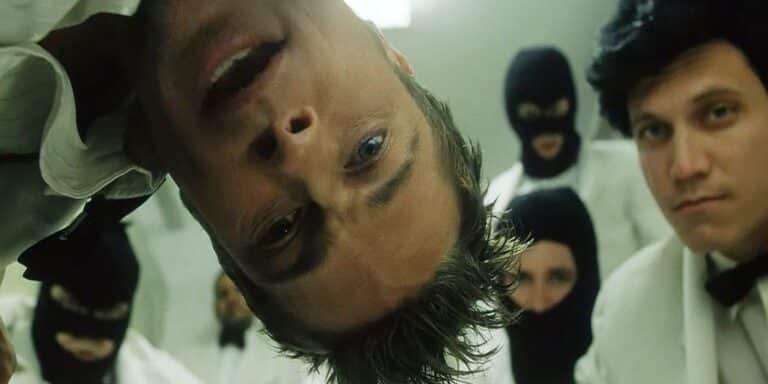 Project Mayhem amenaza a un hombre rico en Fight Club.