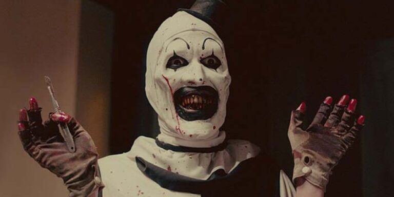 Art, el payaso de Terrifier 2, tiene las manos manchadas de sangre.