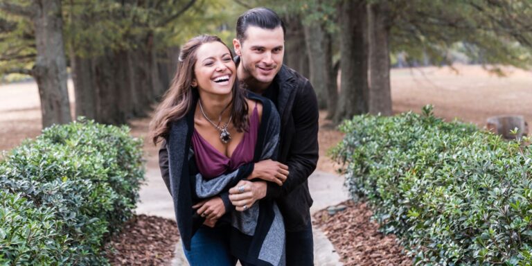 Bonnie y Enzo se besan y ríen en The Vampire Diaries.