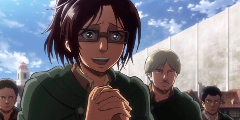 Hange sonrojada y juntando sus manos en Attack On Titan.