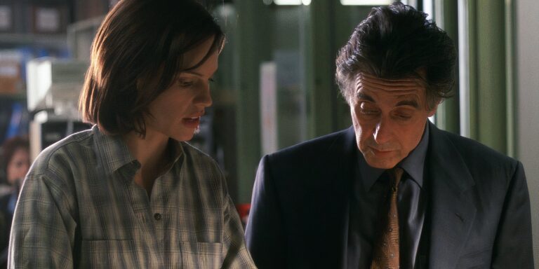 Al Pacino y Hilary Swank miran documentos en Insomnia (2002)