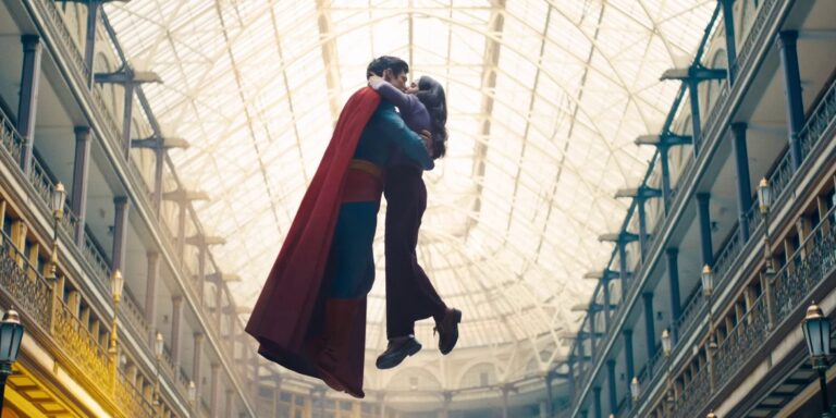 Superman and Lois kiss in the open air.