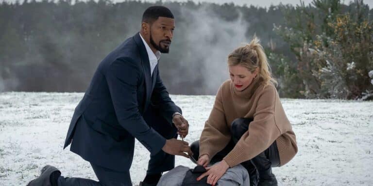 Matt (Jamie Foxx) y Emily (Cameron Diaz) se arrodillan en la nieve sobre un cuerpo en la película Back in Action.