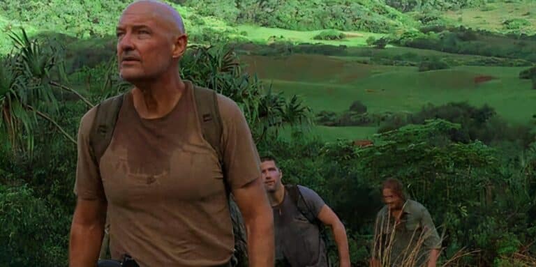 Locke abre el camino a través de la jungla en Lost.