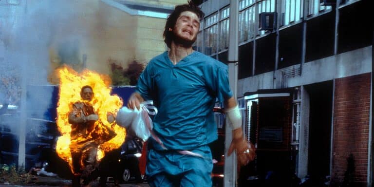 Jim huye de un zombi en llamas en 28 días después.