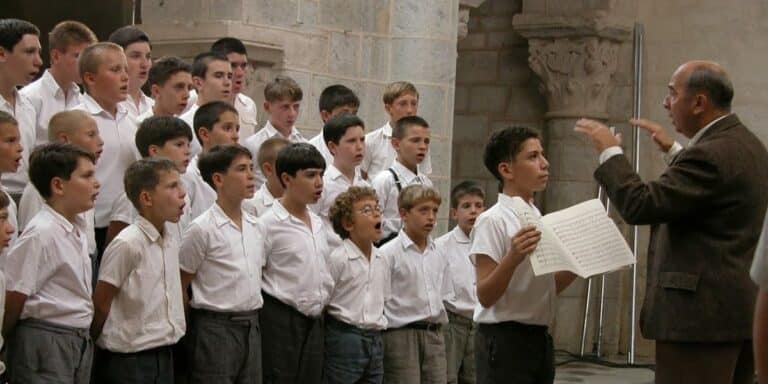 Gérard Jugnot conducts a boy's chorus as clement mathieu in the choristers.