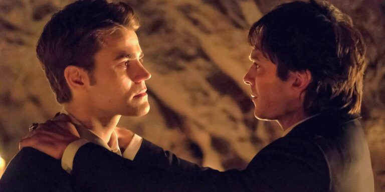 Damon y Stefan tienen de las manos sobre los hombros del otro en los periódicos de vampiros