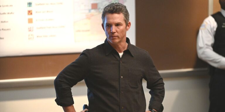 Chef Reid (Shawn Hatosy) con una camisa oscura y de pie con las manos en las caderas en Chicago PD