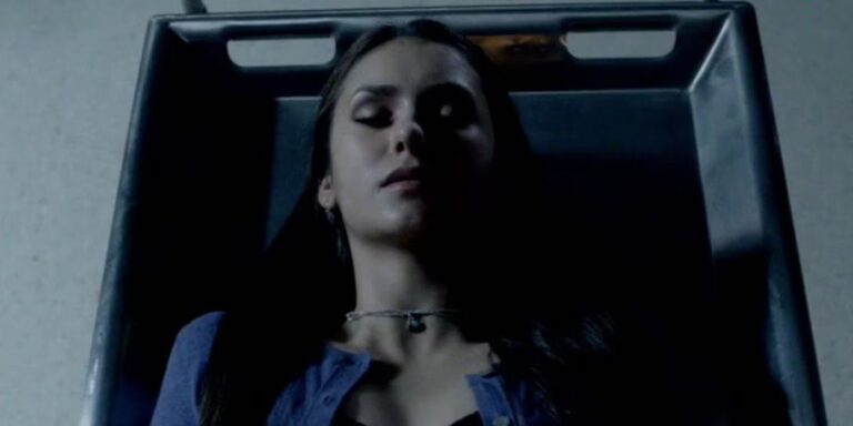Elena está acostada sobre la mesa mientras se convierte en un vampiro en periódicos de vampiros