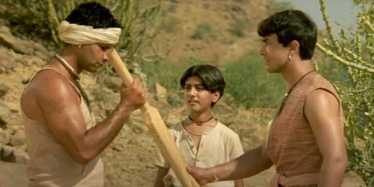 Aditya Lakhia, Amin Gazi y Aamir Khan en Lagaan