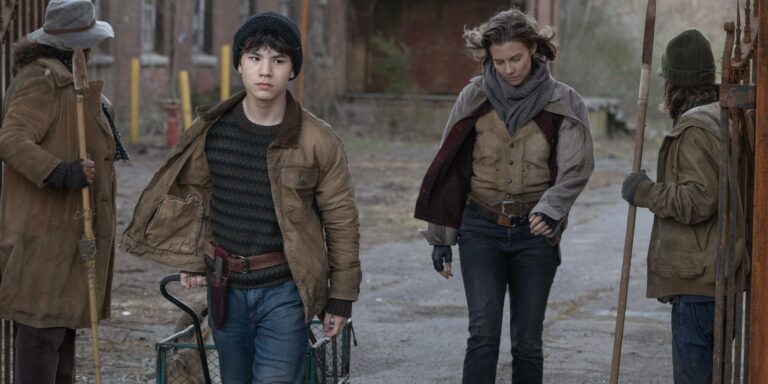 Hershel Rhee, dibujando una maleta y Maggie Rhee pasando frente a los guardias en The Walking Dead: Dead City