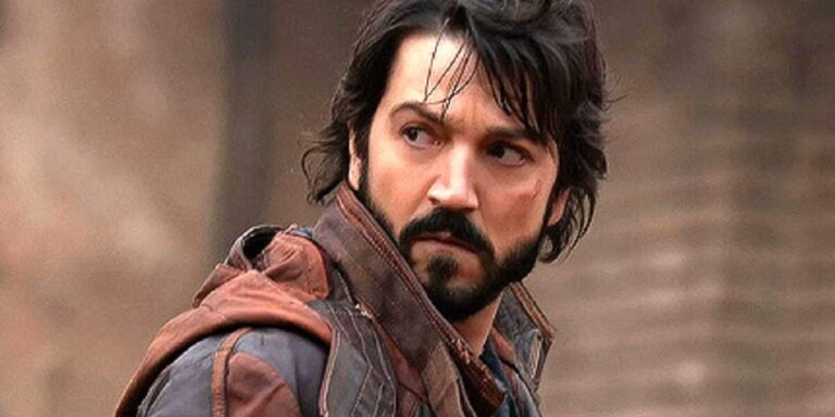 Diego Luna ends almost handcuffed taking a Star Wars blister