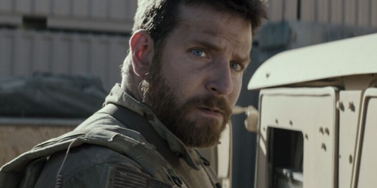 Chris Kyle (Bradley Cooper) con una mirada incómoda a su rostro en un francotirador estadounidense.