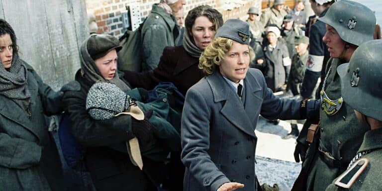 Erika Galetschky (Valerie Niehaus) intenta proteger a los refugiados en el Gustloff.