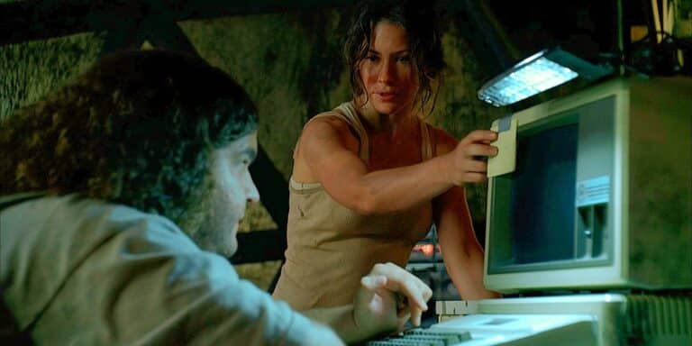 Kate Austen points the numbers on a post he attached to the computer while Hurley is sitting in the keyboard of the Lost 1 series
