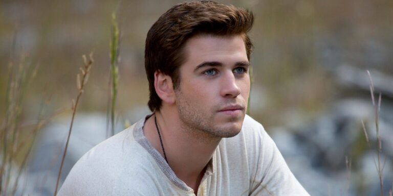 Gale Hawthorne (Liam Hemsworth) mira a la derecha de los Juegos del Hambre