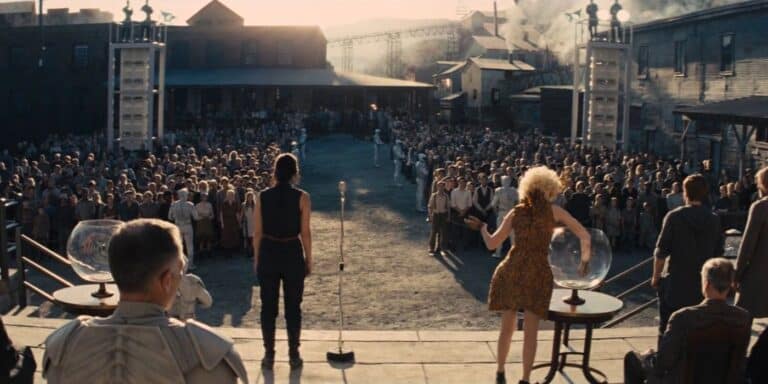 Katniss pronunció un discurso al Distrito 12 en los Juegos del Hambre: Tomar fuego