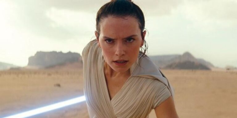 Rey Skywalker (Daisy Ridley) se lleva a cabo con una iluminación láser en el ascenso de Skywalker.