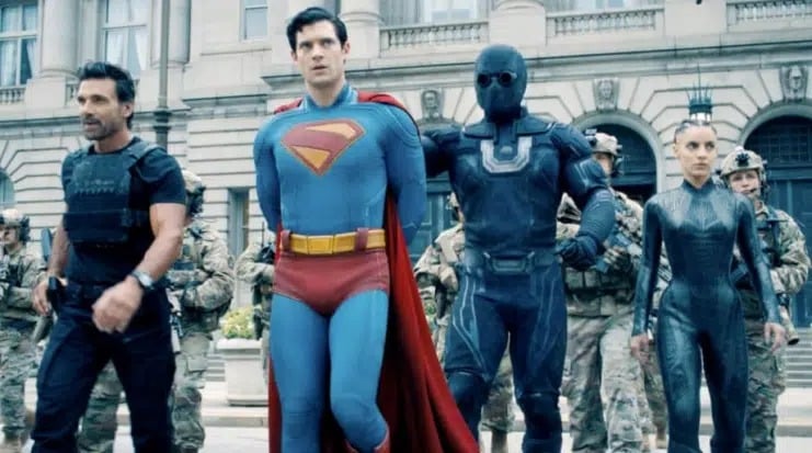 Un detalle del trailer enciende las teorías sobre el hecho de que Superman y Batman comparten el universo