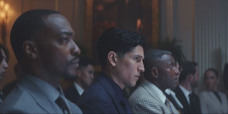 Sam, Danny e Isaías usan trajes, sentados en una sala del tribunal en Captain America: Brave New World