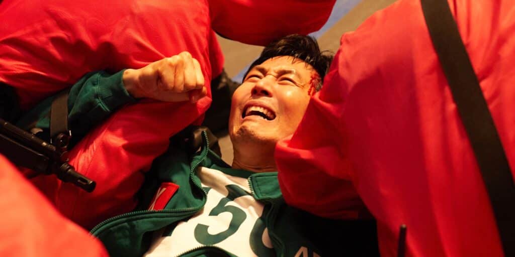 Gi-hun (Lee Jung-jae) eliminado por los guardias en el juego de calamares