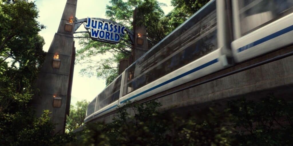 El sistema de monorrail transporta a Zach y Gray Mitchell al parque en Jurassic World.
