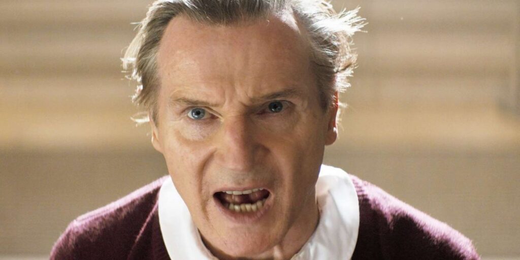 Close -up de Liam Neeson en la pistola desnuda