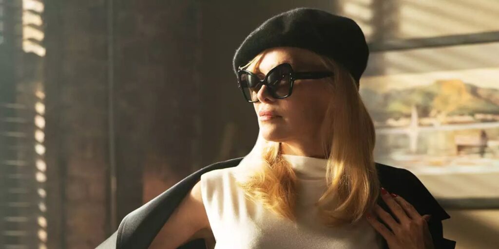 Pamela Anderson con gafas de sol y boinas en la pistola desnuda.