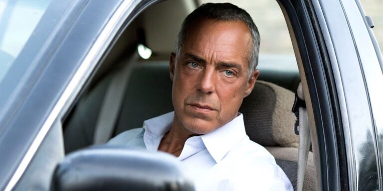 Harry Bosch con una camisa blanca, sentada en su auto en el programa de televisión de Bosch: Legacy