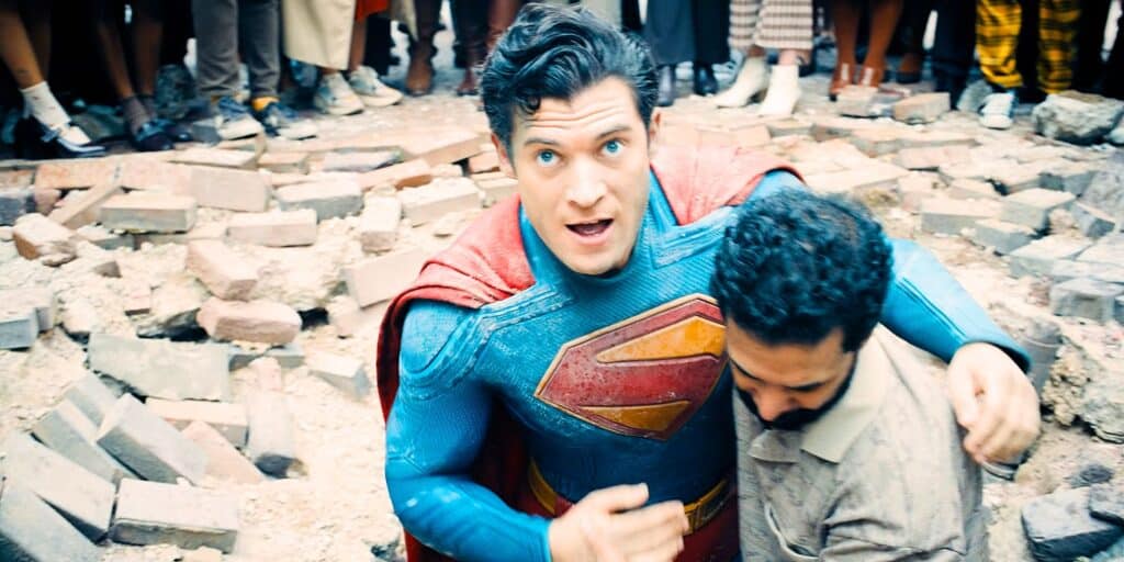 Barded Man ayuda a Superman a salir del agujero en la calle mientras se acerca al cielo de Superman 2025