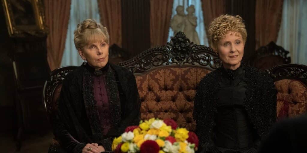 Agnes Van Rhijn y Ada Forte sentados en un sofá en la temporada 2 de la Edad de Oro.