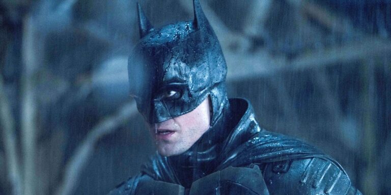 Robert Pattinson como Bruce Wayne en Batman está bajo la lluvia.