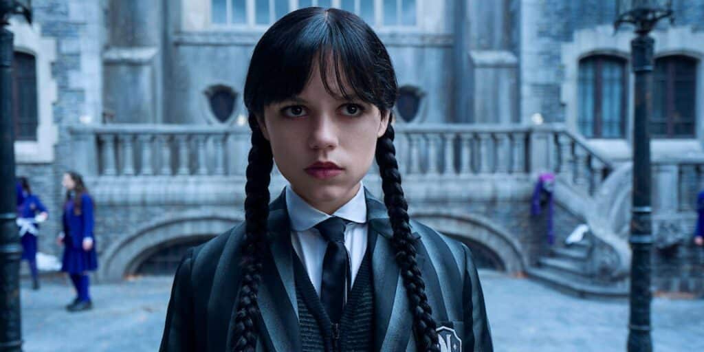 Jenna Ortega con un uniforme escolar como el miércoles Addams en Netflix el miércoles