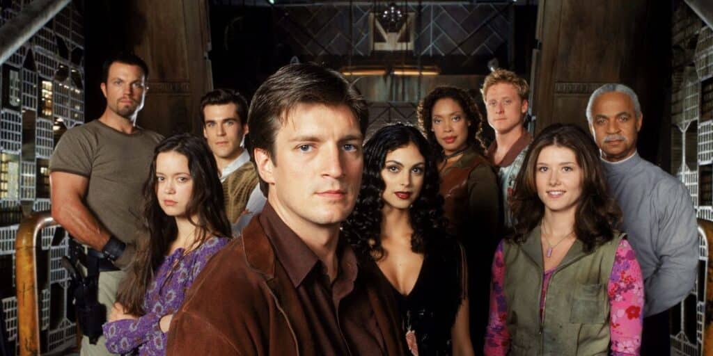 Malcolm Reynolds (Nathan Fillion) y la tripulación de Serenity se unen en el barco en Firefly.