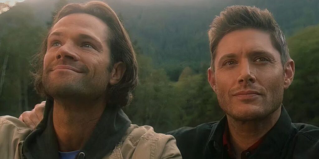 Sam (Jared Padalecki) y Dean Winchester (Jensen Ackles) sonríen mientras se unen en el cielo en la serie sobrenatural.