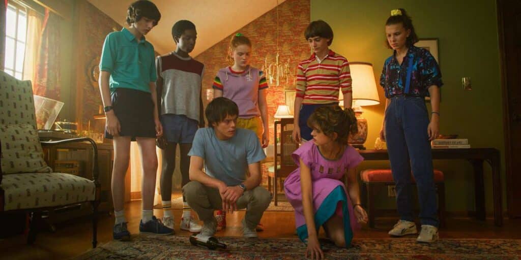 La distribución adolescente de Stranger Things se lleva a cabo en un grupo en una habitación