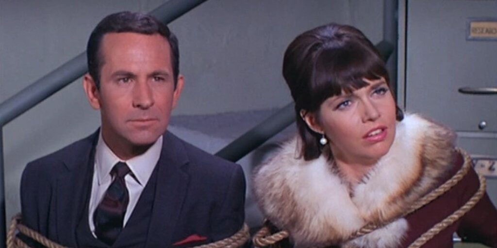 Don Adams como Maxwell "Máximo" Inteligente o agente 86 y Barbara Feldon como agente 99 adjunto con la cuerda de la serie de televisión