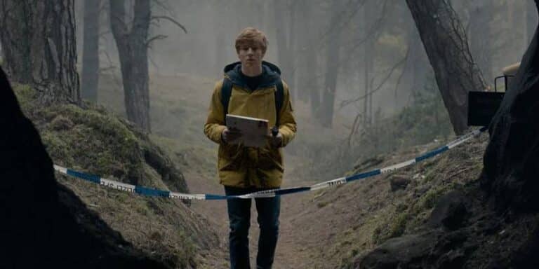 Louis Hofmann like Jonas Kahnwald looking in a closed cave of the Dark television series