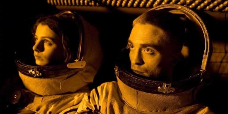 Image de la Big Vie de 2018 where Robert Pattinson is sitting in a space costume