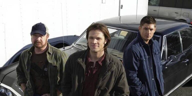 Bobby, Dean and Sam stand in front of the Chevrolet Impala de Dean in supernatural