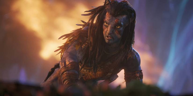 Jake Sully flies in combat in Avatar: fire and ashes.